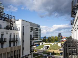 - une vue sur une ville avec de grands bâtiments dans l'établissement VacationClub - Baltic Park Fort Apartament F.415, à Świnoujście