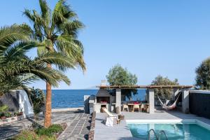 Bazén v ubytování Damma Beachfront Luxury Villa nebo v jeho okolí