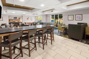 Lounge o bar area sa Holiday Inn Express and Suites Sumner, an IHG Hotel
