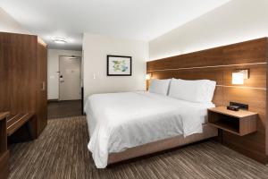 Postel nebo postele na pokoji v ubytování Holiday Inn Express and Suites Sumner by IHG + 26 fotografií