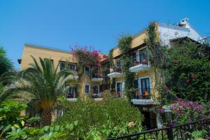 un edificio con muchas plantas y flores en Meldi Hotel, en Kalkan