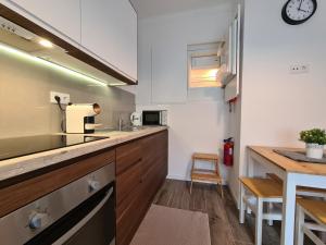 A cozinha ou cozinha compacta de ElevenPlace by LouzanPlaces