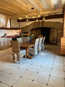 Le Clos St Georges في إنتريغيس-سور-تروير: غرفة طعام مع طاولة وكراسي خشبية