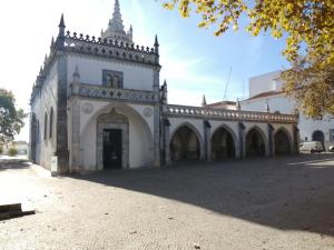 um edifício branco com um portão num pátio em Maria`s Guesthouse em Beja