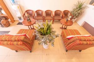 Khu vực ghế ngồi tại Dalat Joy Hotel