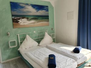 a bedroom with a bed with a painting on the wall at Apartmenthaus in Walle in Walle