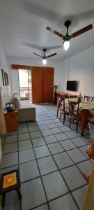 ein Wohnzimmer mit einem Sofa und einem Tisch in der Unterkunft Apartamento na Praia do Forte Cabo Frio in Cabo Frio