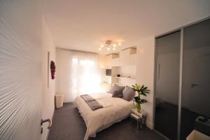 Habitación pequeña con cama y ventana en Magic Moments Appartement, en Annecy