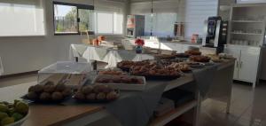 una cocina con una mesa llena de diferentes tipos de comida en Hotel Palatinum en Metaponto