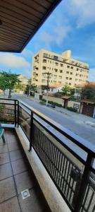 - Balcón de un edificio con vistas a la calle en Apartamento na Praia do Forte Cabo Frio, en Cabo Frío