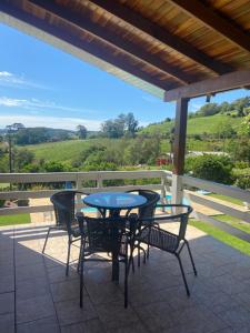 A balcony or terrace at Casa no Vale dos Vinhedos em Bento Gonçalves