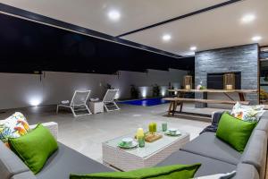 Villa de luxe في فرانستشوك: غرفة معيشة مع أريكة وطاولة