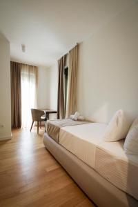 سرير أو أسرّة في غرفة في Hotel LoRa
