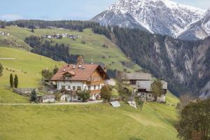 Gallery image of Haus Belodei - Apt B in San Martino in Badia