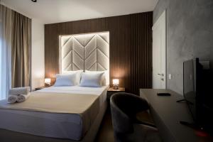 سرير أو أسرّة في غرفة في Hotel LoRa