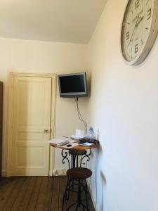 TV a/nebo společenská místnost v ubytování Le Vieux Manoir