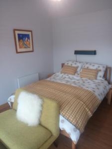 Una cama o camas en una habitación de Treaslane Stable Rooms