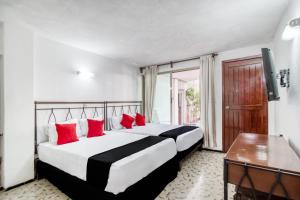 Llit o llits en una habitació de Hotel San Carlos