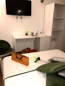 Zimmer mit einem Bett und einer Schachtel darauf in der Unterkunft B&B Home Flowers Milano in Mailand