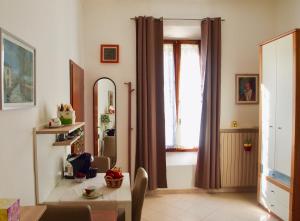 een woonkamer met een spiegel en een tafel bij B&B Casa Santina in Bologna