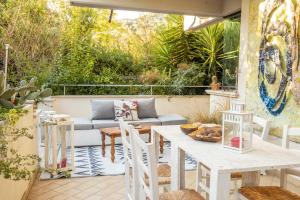 un patio avec une table, des chaises et un canapé dans l'établissement La Stagione dell'Arte B&B, à Stiava