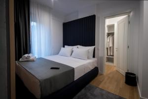 سرير أو أسرّة في غرفة في Hotel LoRa