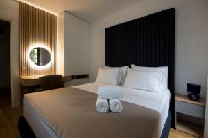 سرير أو أسرّة في غرفة في Hotel LoRa