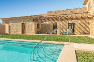 une villa avec une piscine en face d'une maison dans l'établissement Fetget-Can Bosco, à Son Servera