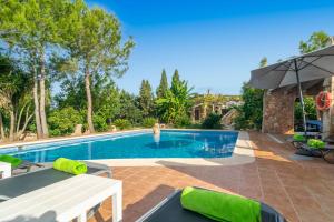 a swimming pool in a villa with a patio and a swimming poolvisorvisor at Ses Planetes in Felanitx