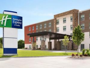 Holiday Inn Express & Suites - Dallas Market Center, an IHG Hotel في دالاس: مبنى امامه لافته