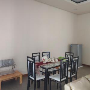 ein Esszimmer mit einem Tisch und acht Stühlen in der Unterkunft vila vimala hills in Bogor