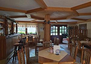 ein Restaurant mit Tischen und Stühlen in einem Zimmer in der Unterkunft Gasthof und Eiscafe Frank in Leimbach