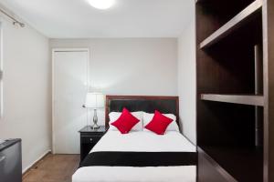 Postel nebo postele na pokoji v ubytování Boca Inn Hotel & Suites + 37 fotografií
