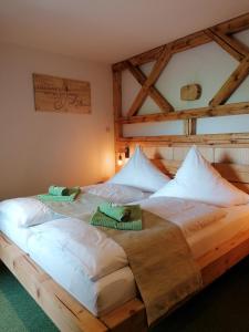 Postel nebo postele na pokoji v ubytování Landgasthof Plohnbachtal UG