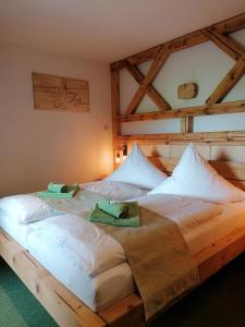 A bed or beds in a room at Landgasthof Plohnbachtal UG