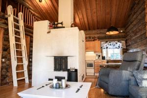 a living room with a fireplace in a log cabin at LepoRepo in Ruka