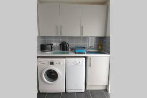 WoodhornにあるStay Newbiggin-By-The-Seaのキッチン(洗濯機、シンク付) +5枚の写真