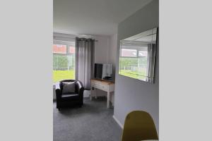 WoodhornにあるStay Newbiggin-By-The-Seaのリビングルーム(椅子、デスク、鏡付)