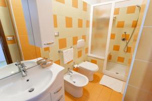 A bathroom at Il Viandante Catenanuova Még 25 kép