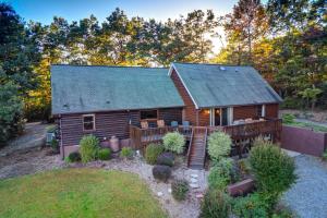 ein Blockhaus mit einer Terrasse und einem Hof in der Unterkunft Blue Ridge Hideaway with Game Room and Mountain Views! in Abshers