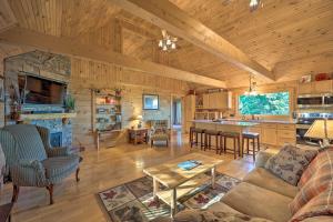 Cabaña de madera con sala de estar y cocina. en Blue Ridge Hideaway with Game Room and Mountain Views!, en Abshers