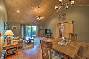 Zona d'estar a Blue Ridge Hideaway with Game Room and Mountain Views!