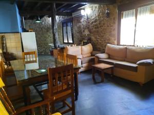 sala de estar con sofá y mesa en Casa Rural El Caño de Abajo, en Aldeanueva del Camino