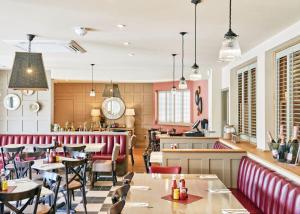 um restaurante com mesas e cadeiras e um bar em Foxhunter Park em Minster