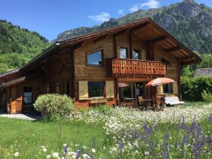 una cabaña de madera en un campo de flores en La Planque des Marmottes en Servoz