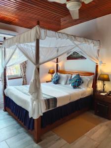 Tempat tidur dalam kamar di Hotel Tilapia