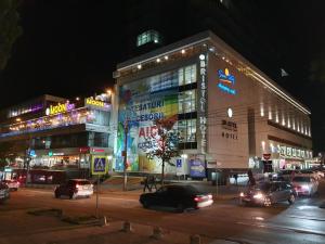 un edificio en una calle de la ciudad por la noche en Central Park Apartment, en Chişinău