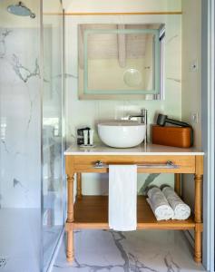 a bathroom with a sink, toilet and bathtub at QC Terme Grand Hotel Bagni Nuovi in Bormio