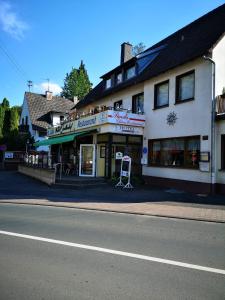 ein Gebäude an der Straßenseite in der Unterkunft Hotel Quellenhof in Bad Breisig