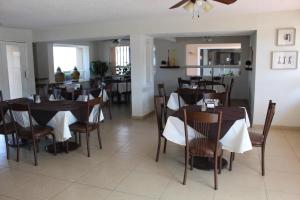 a dining room with tables and chairs in a restaurant at Hotel La Villa in Torreón